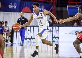 El joven Sdendry González conduce y dirige con velocidad al equipo.