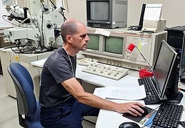 El investigador de la USAL Antonio Álvarez Valero cuantifica el material volcánico extraído durante las expediciones.