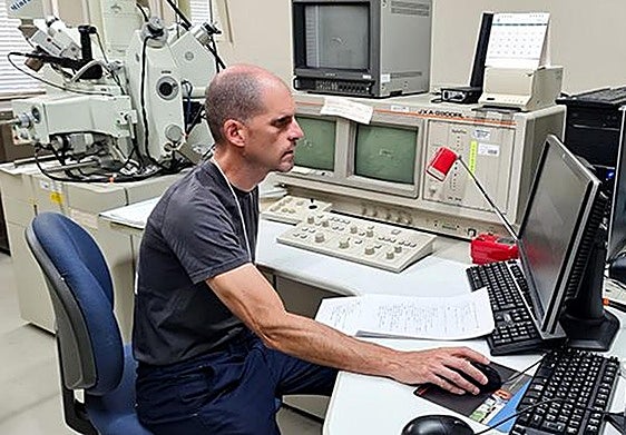 El investigador de la USAL Antonio Álvarez Valero cuantifica el material volcánico extraído durante las expediciones.