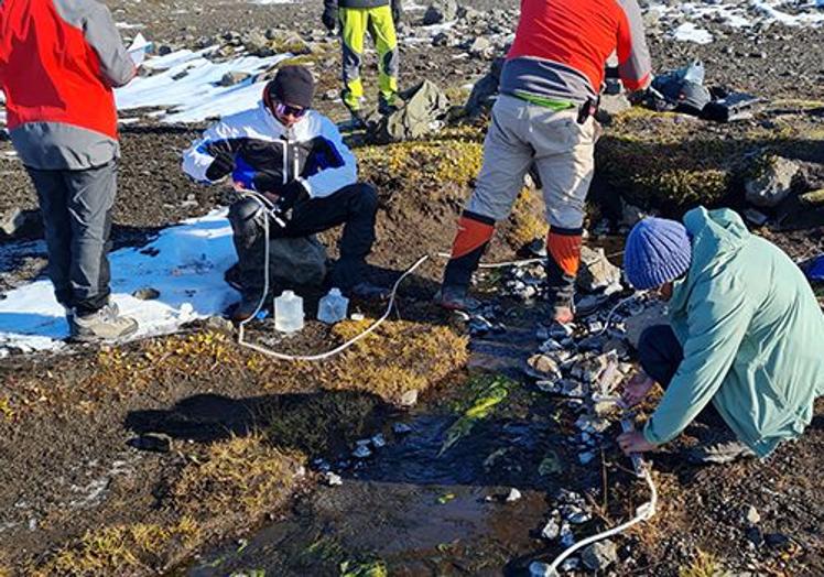 Los científicos del consorcio internacional durante su trabajo en el proyecto eruptING en Hofsjökull (Islandia).