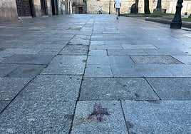 Zona de la calle Bordadores donde fue apuñalado el hombre en Salamanca esta pasada madrugada, con marcas aún visibles de sangre tras el suceso.