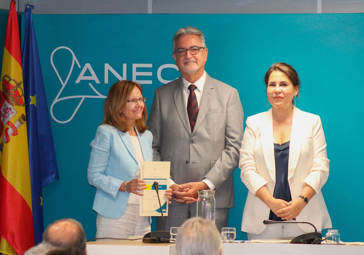 Mª del Mar Abad Hernández, el exdecano José Carretero y la catedrática de Bioquímica y Biología Molecular, María de los Ángeles Serrano.