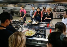 Extranjeros aprenden en la Escuela de Hostelería