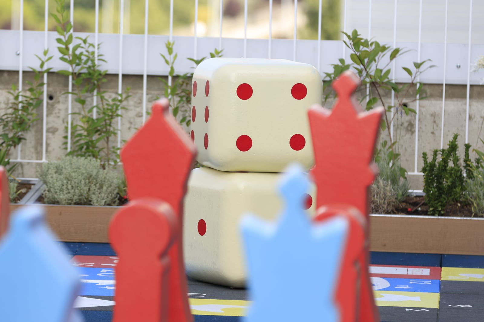 La azotea del hospital de Salamanca se convierte en un parque para niños con cáncer