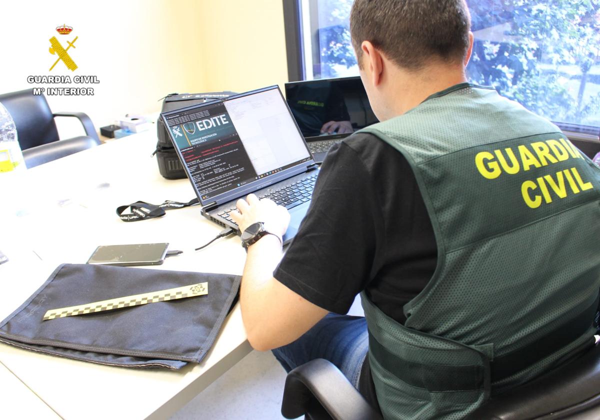 La Guardia Civil trabajando en el operativo.
