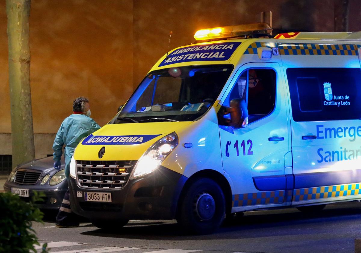 Una ambulancia en una salida nocturna en una imagen de archivo.