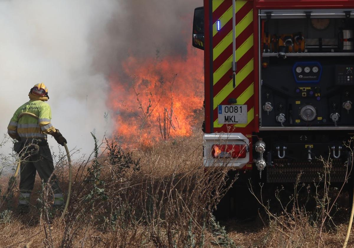 Un bombero trabaja durante un incendio en una imagen de archivo.