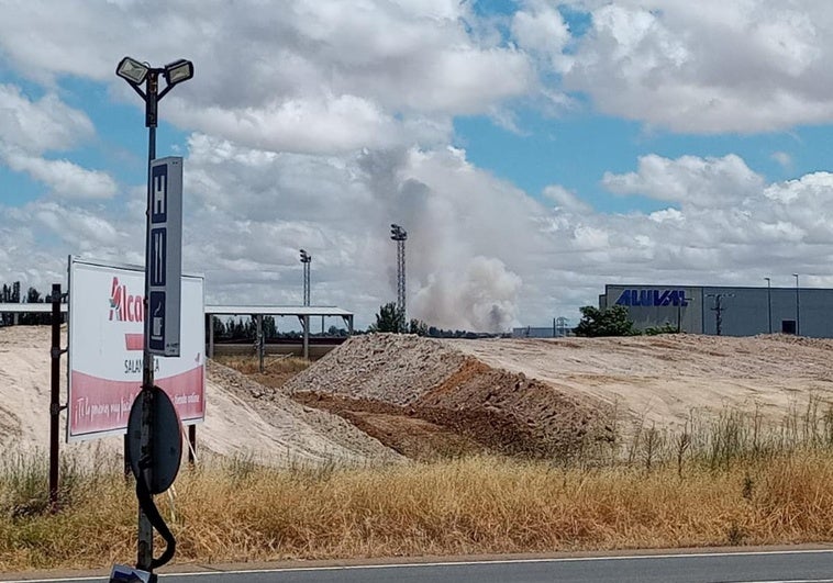 Incendio de Pelabravo, al fondo, visto desde Salamanca.