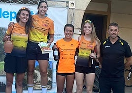 Podio de la prueba con las féminas de la Escuela de Triatlón Salmantina en Duelas.