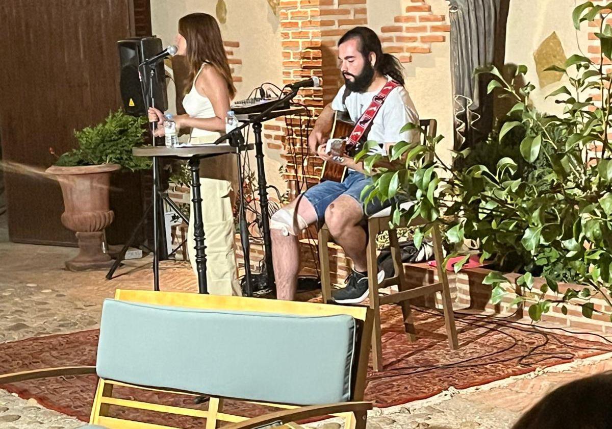 Imagen principal - El Patio de La Casa del Trotamundos anima las noches de Tierra de Campos