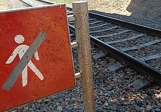 Señal de prohibido el paso en el lugar del doble atropello mortal en Moriscos. .