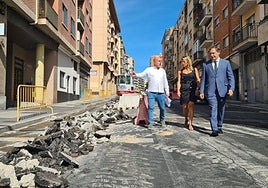El alcalde de Salamanca, Carlos García Carbayo, durante una visita a las obras en el Camino de las Aguas.