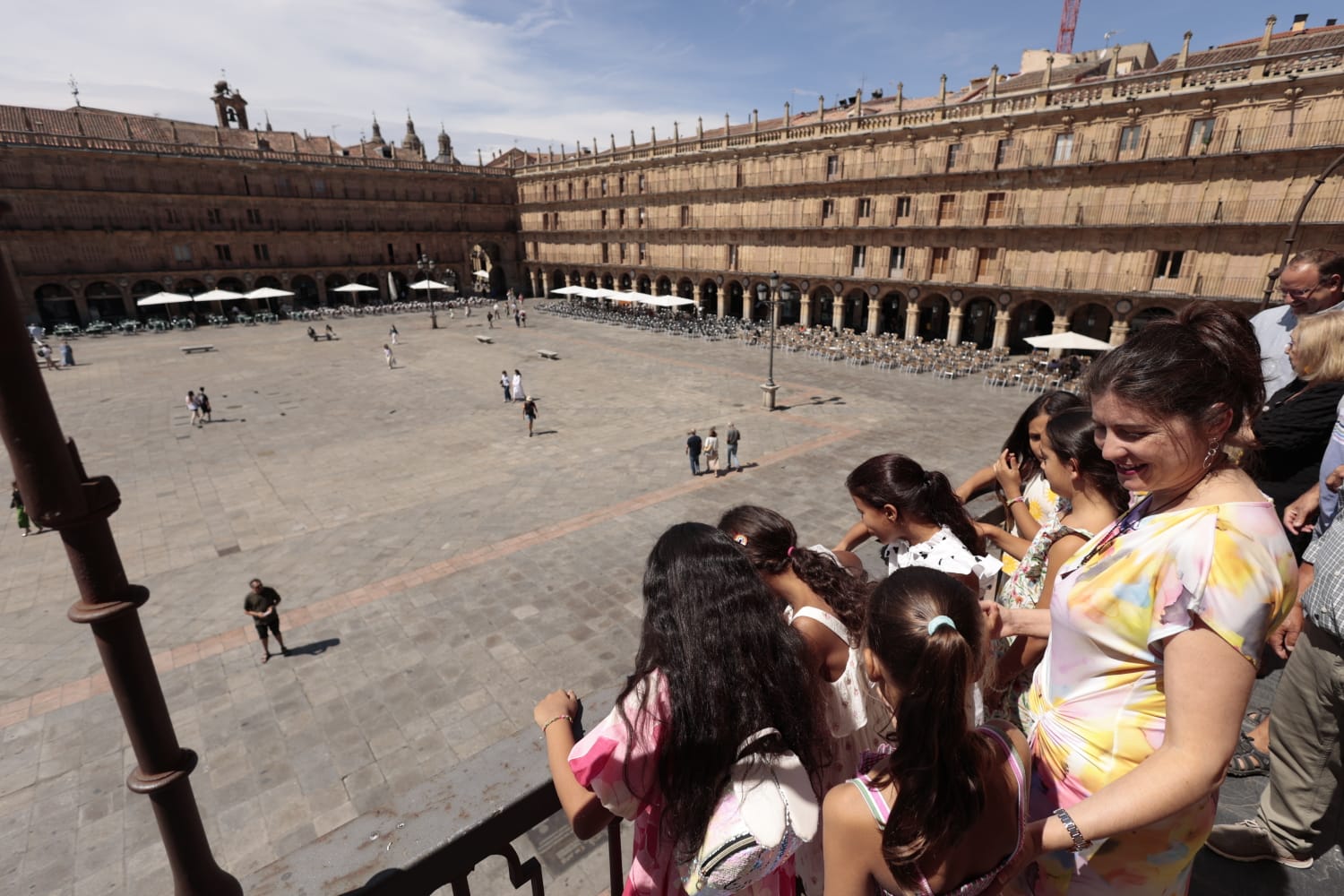 Los niños saharauis que pasarán el verano con familias salmantinas acuden al Ayuntamiento