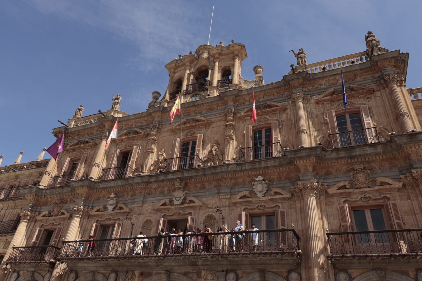 Los niños saharauis que pasarán el verano con familias salmantinas acuden al Ayuntamiento