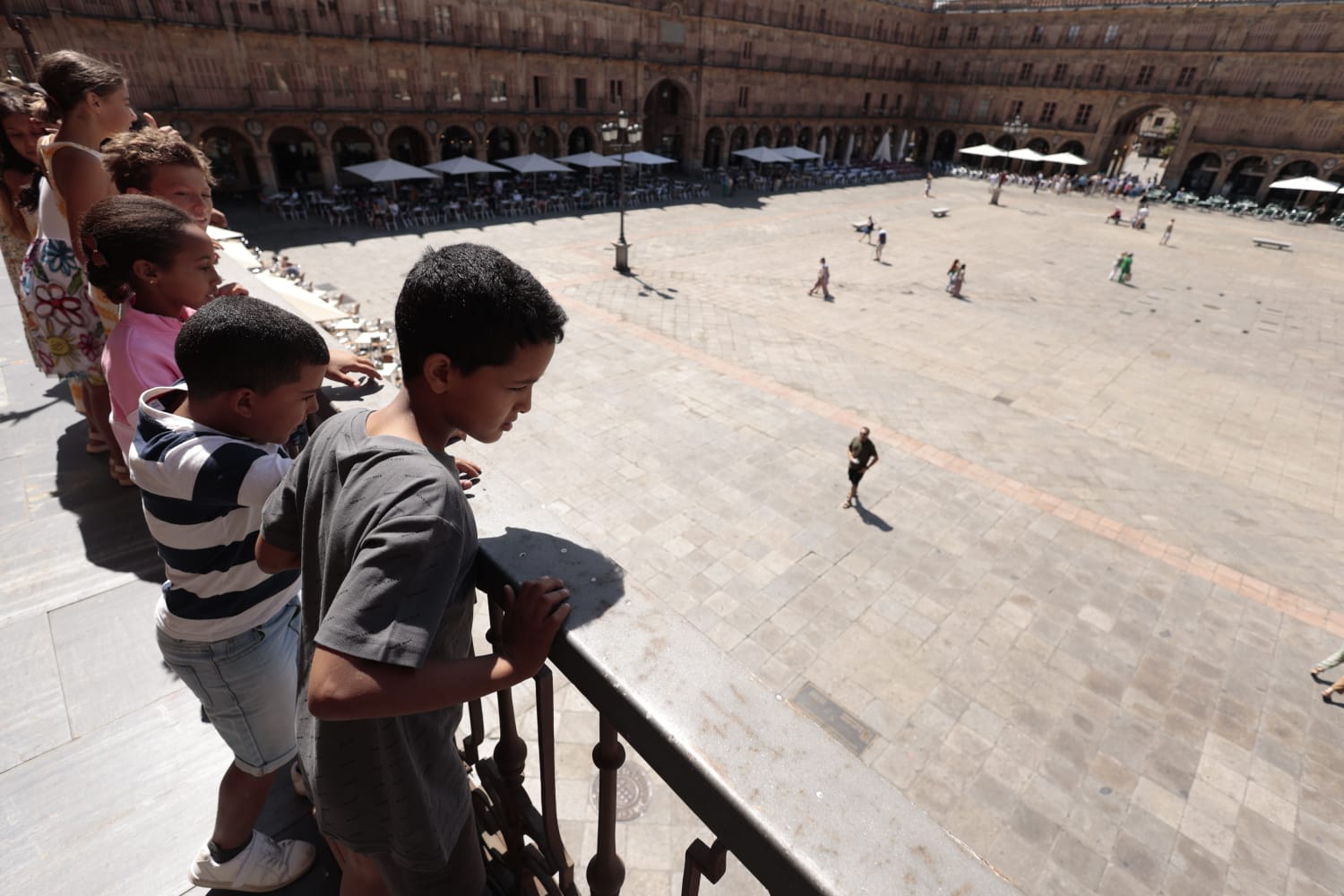 Los niños saharauis que pasarán el verano con familias salmantinas acuden al Ayuntamiento