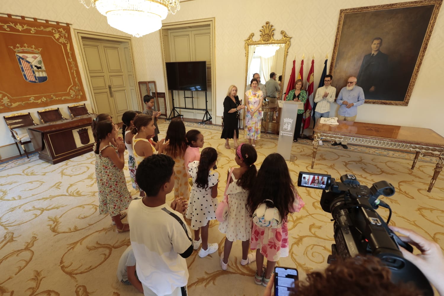 Los niños saharauis que pasarán el verano con familias salmantinas acuden al Ayuntamiento
