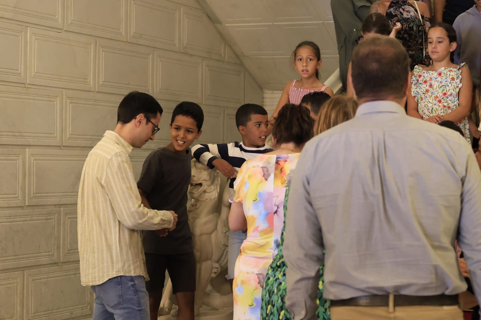 Los niños saharauis que pasarán el verano con familias salmantinas acuden al Ayuntamiento