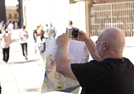 Un turista realiza una foto foto con un plano de la mano