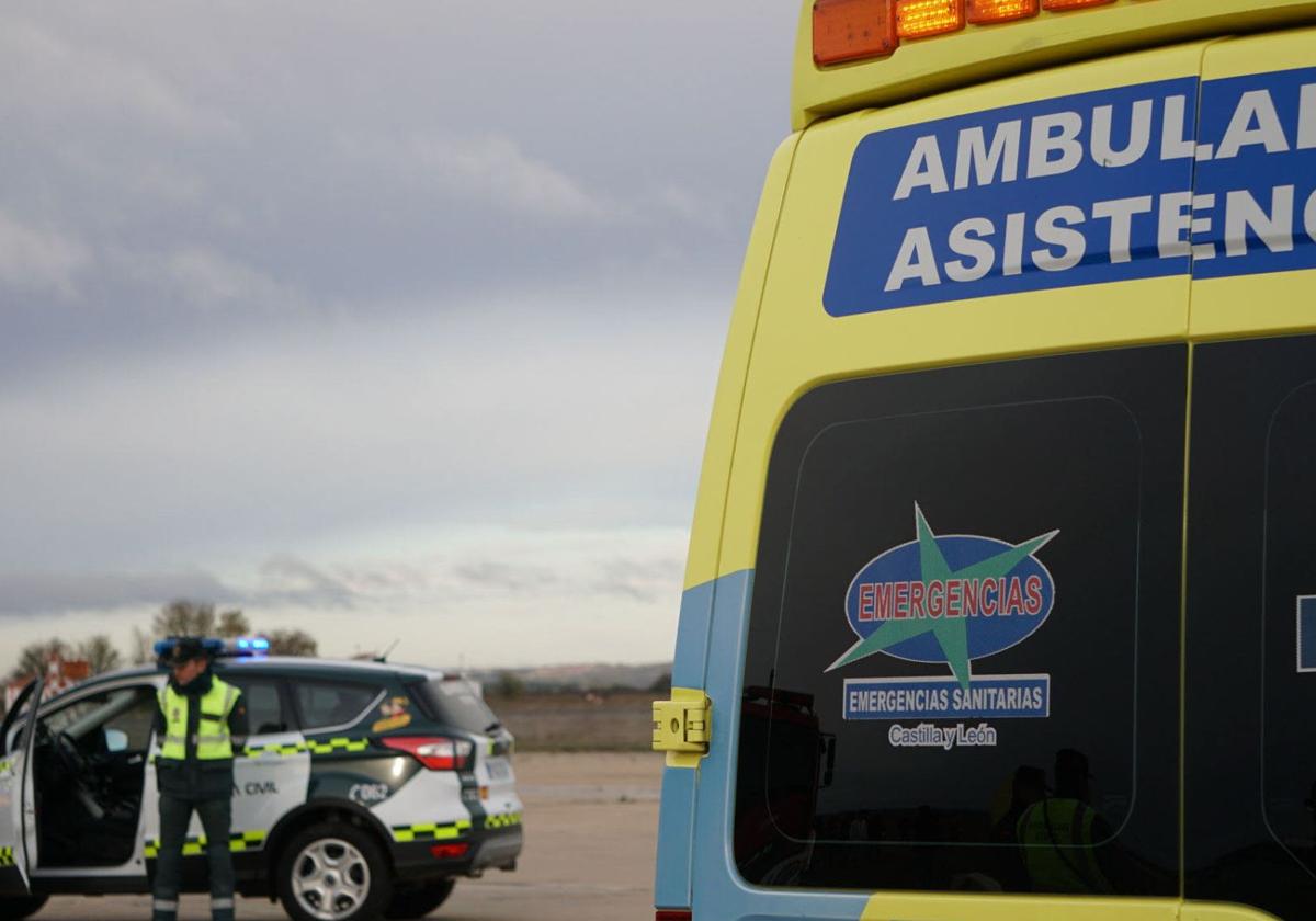 Ambulancia y patrulla de la Guardia Civil en una imagen de archivo