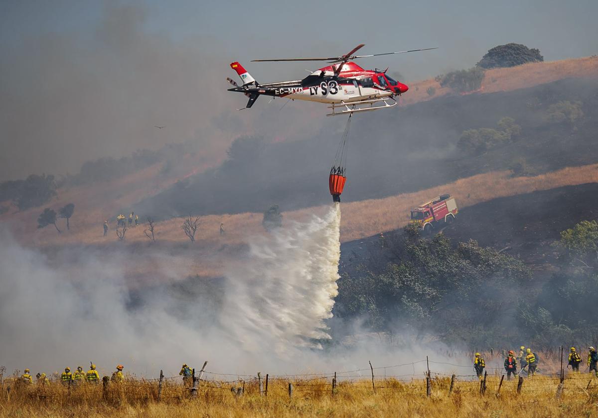 Controlado el peligroso incendio que llegó a nivel 1 en Martín de Yeltes
