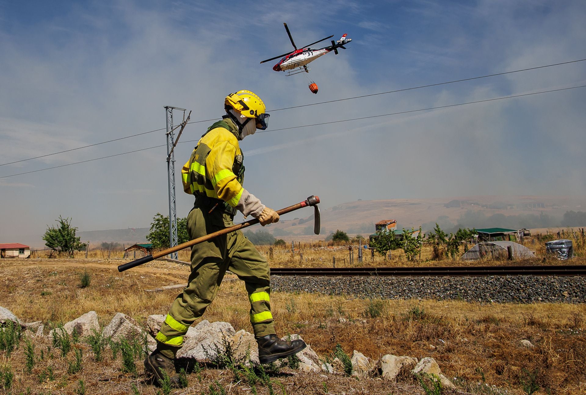 El incendio que ha atemorizado a los vecinos de Martín de Yeltes, en imágenes