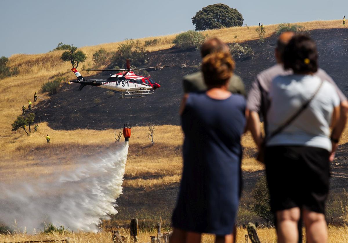 El incendio que ha atemorizado a los vecinos de Martín de Yeltes, en imágenes