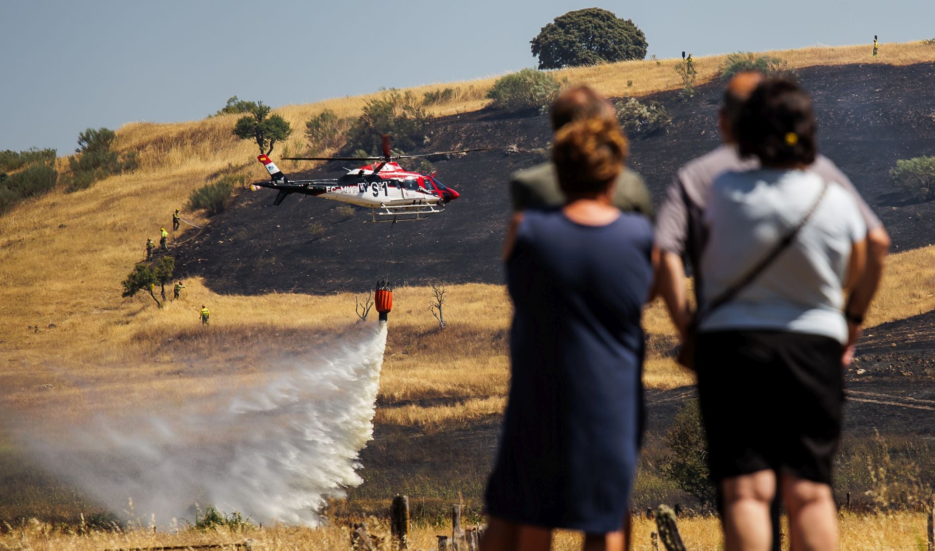 El incendio que ha atemorizado a los vecinos de Martín de Yeltes, en imágenes