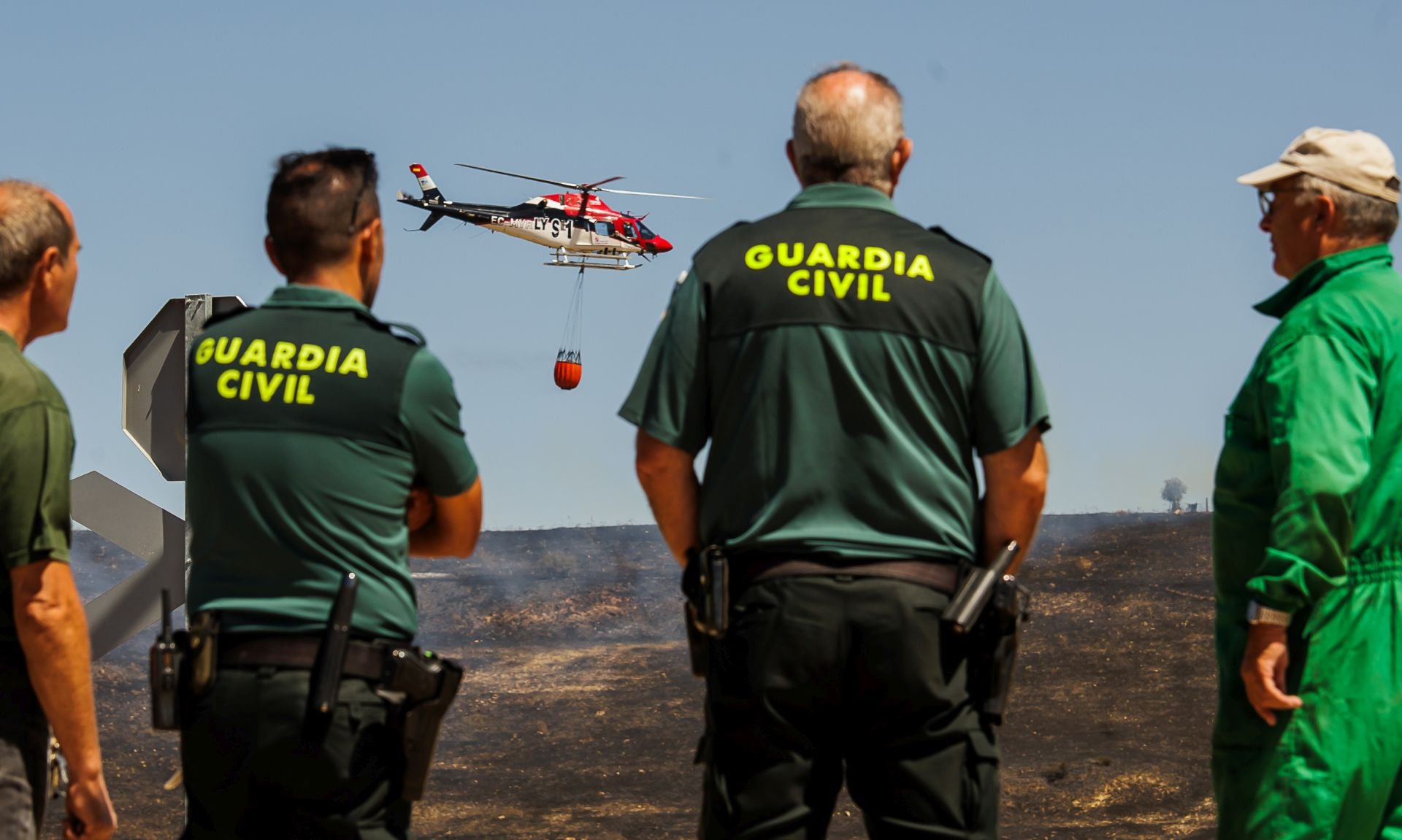 El incendio que ha atemorizado a los vecinos de Martín de Yeltes, en imágenes