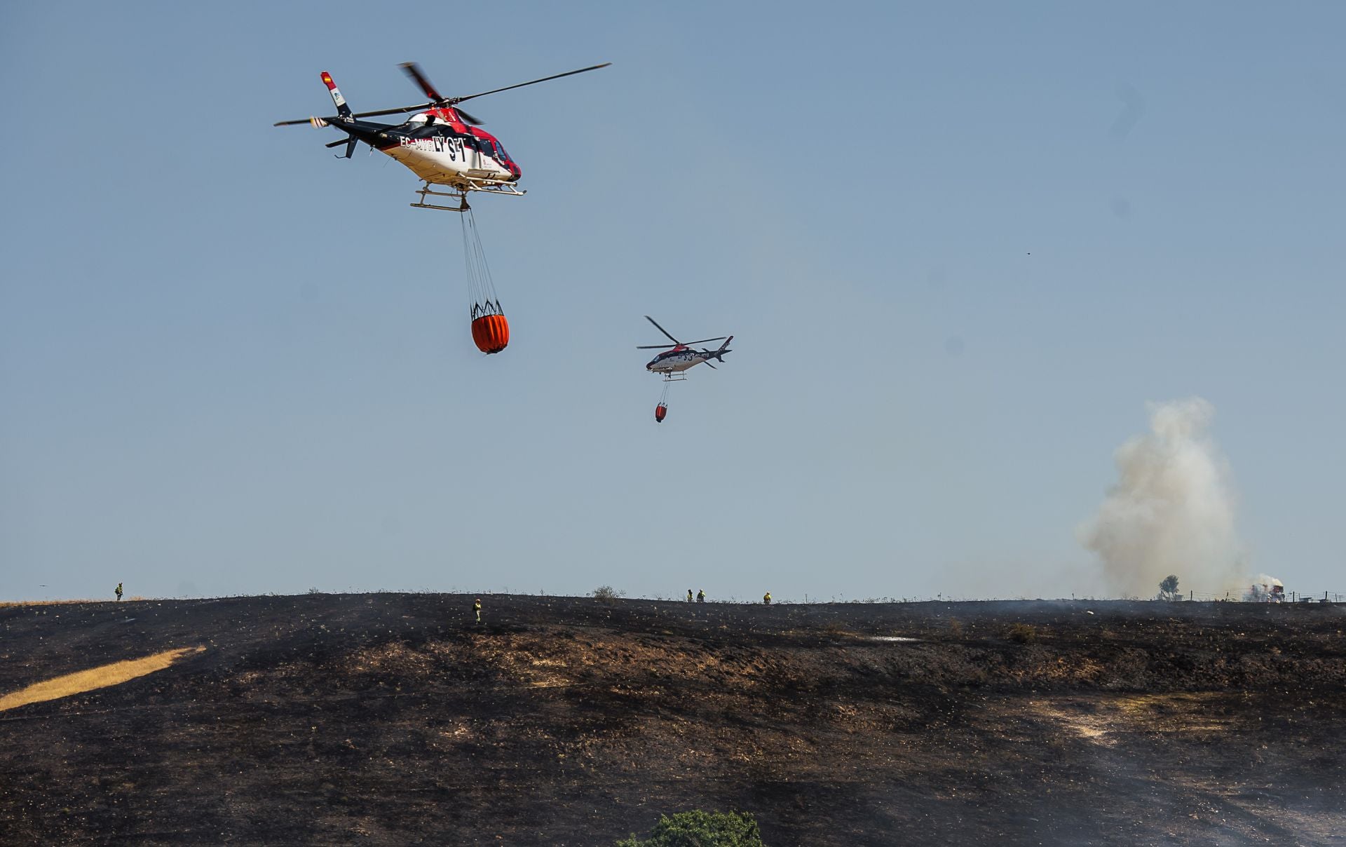 El incendio que ha atemorizado a los vecinos de Martín de Yeltes, en imágenes
