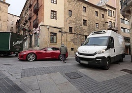 Coches en una calle peatonal de Salamanca.
