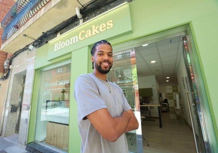 Aco McCarthy delante de Bloom Cakes, su nuevo negocio de pasteles