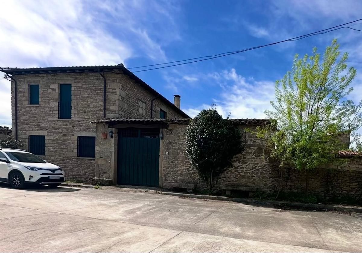 Imagen principal - La fabulosa casa en un pueblo de Salamanca con 36 habitantes que disfruta de un río a su puerta