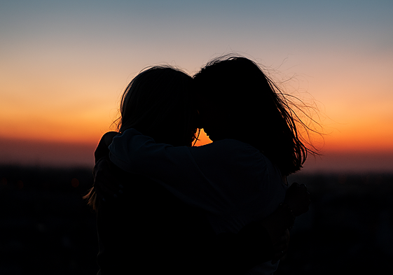 Dos amigas abrazándose