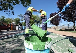 Trabajos de pintura en el tramo de carril bici junto a los huertos urbanos.