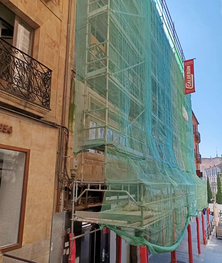 La figure 2 secondaire - comprend une étiquette déjà finie, un appartement touristique et un visage affiché brûlant.