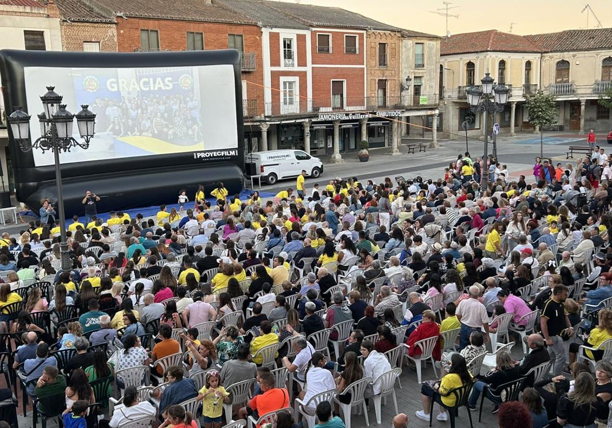 Vecinos de Peñaranda de Bracamonte en la plaza del pueblo viendo el programa en una pantalla gigante