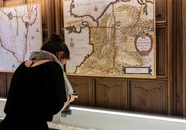 Una visitantesç en la exposición 'A Imagen y semejanza. La historia del libro a través de ediciones facsimilares.