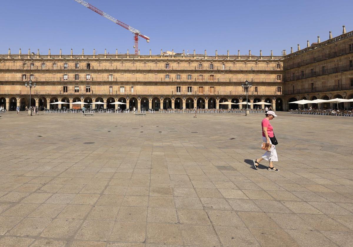 La Plaza Mayor de Salamanca, prácticamente desierta, en las horas de más calor.