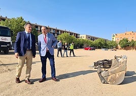 El alcalde de Salamanca visitando las obras del nuevo aparcamiento en el Zurguén.