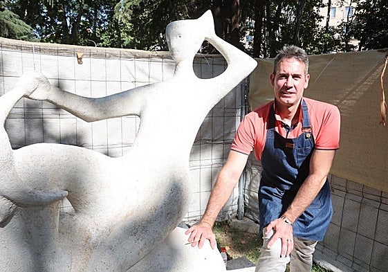 Miguel García junto a la escultura 'Rapto de Europa' de Agustín Casillas.