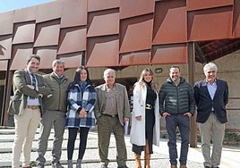 En el centro el consejero de Cultura de la Junta de Castilla y León, Gonzalo Santonja, en la celebración del 15 aniversario de Siega Verde