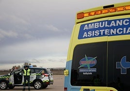 Una imagen de archivo de la Guardia Civil de Tráfico en Salamanca y de una ambulancia del Sacyl.