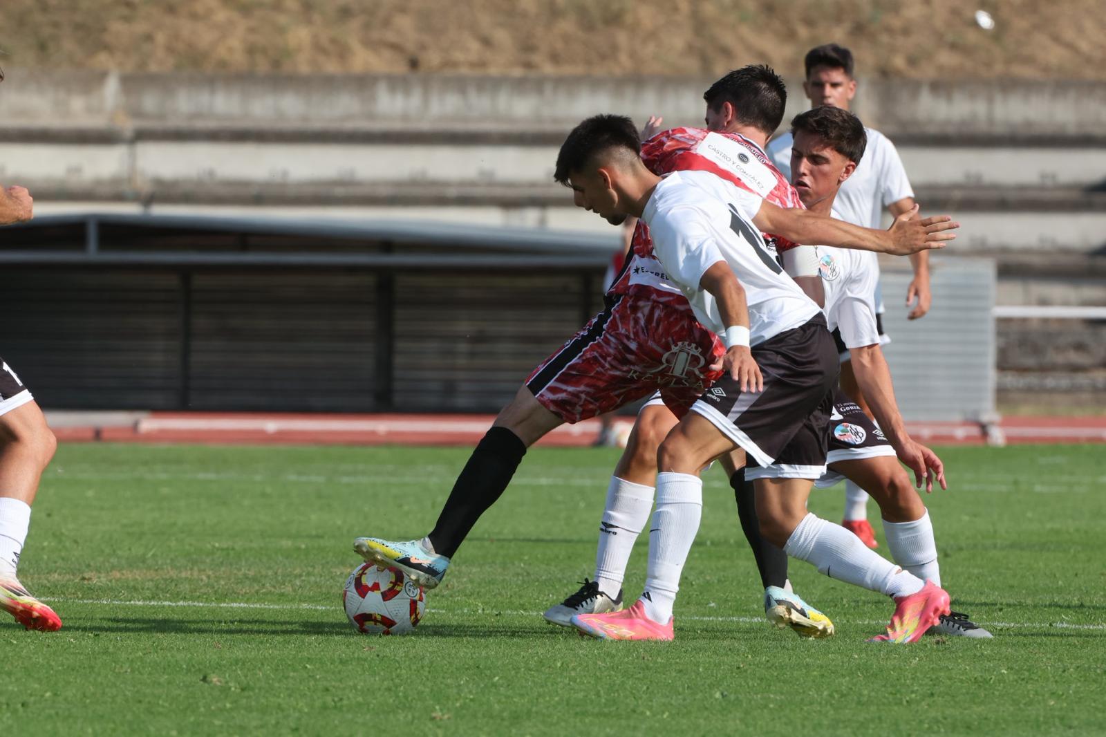 El Salamanca UDS deja escapar la victoria en el último suspiro ante el Guijuelo