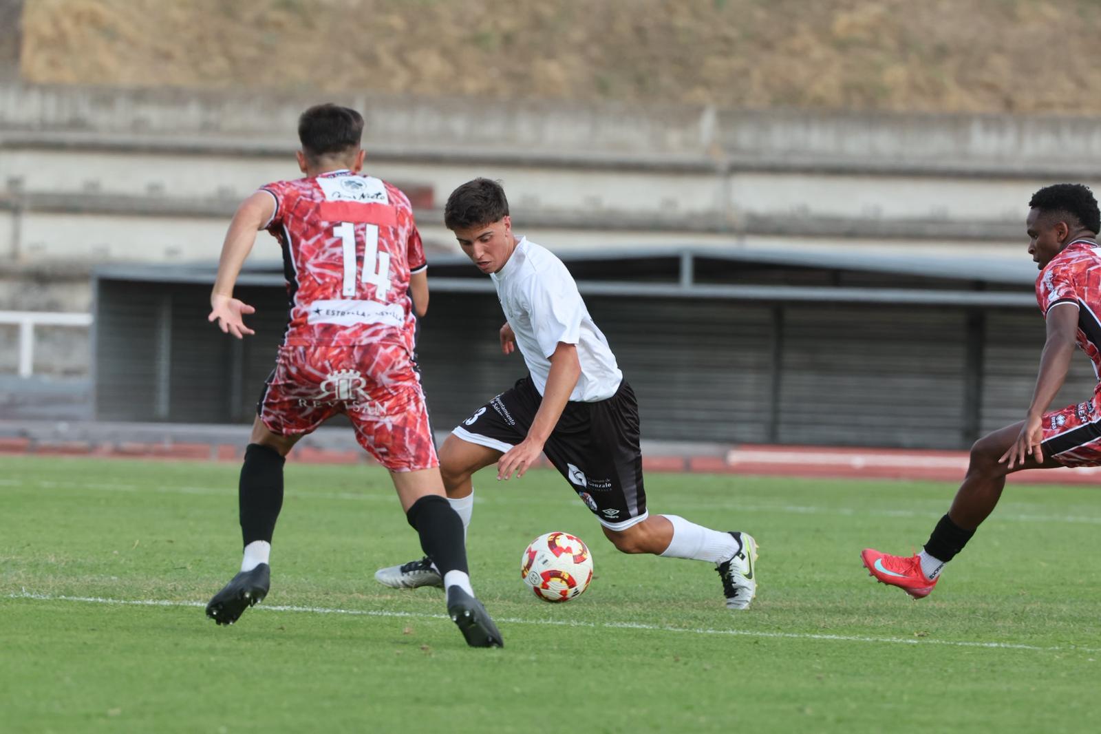 El Salamanca UDS deja escapar la victoria en el último suspiro ante el Guijuelo
