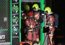 Varios bomberos, durante una intervención en Salamanca en una imagen de archivo.