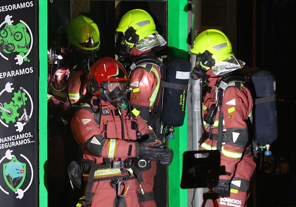 Varios bomberos, durante una intervención en Salamanca en una imagen de archivo.