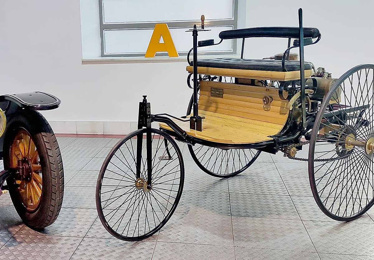 Una réplica del primer automóvil de la historia, en el Museo de Automoción de Salamanca