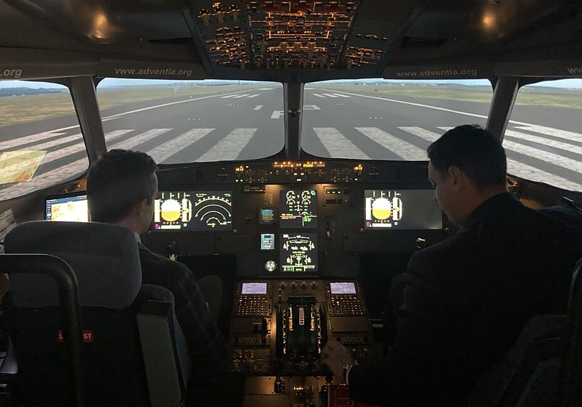 El rector de la Universidad de Salamanca, a la izquierda, durante una visita a la Escuela de Pilotos de Adventia.
