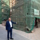 El concejal de Fomento, Fernando Carabias, durante una visita a las renovadas calles del barrio Garrido.