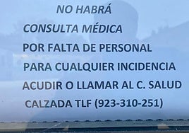 Cartel que aparece en la puerta del centro médico de El Arco